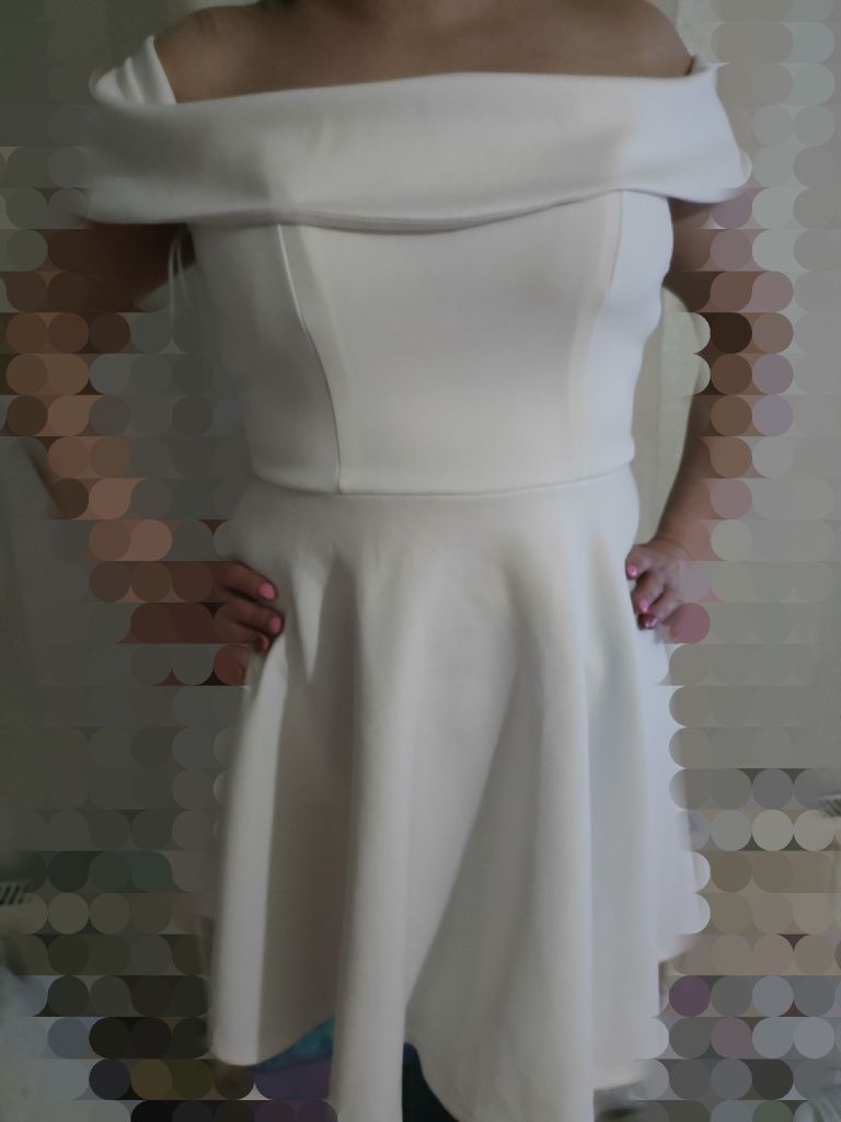Biała sukienka bez ramiączek