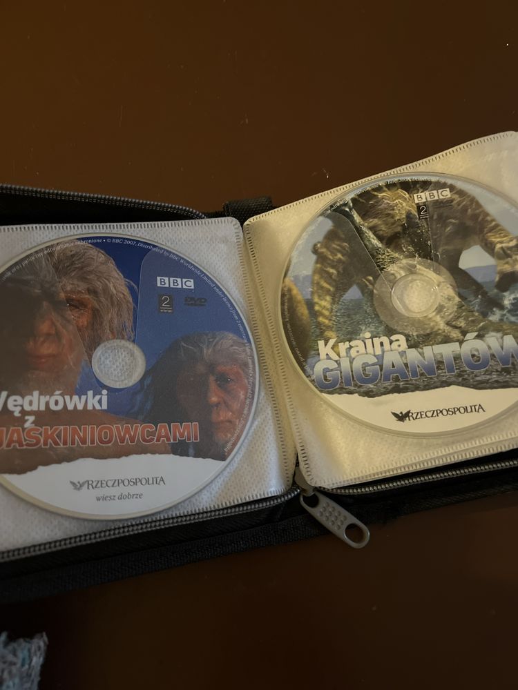 8 płyt DVD z serii Pierwsi mieszkańcy Ziemi