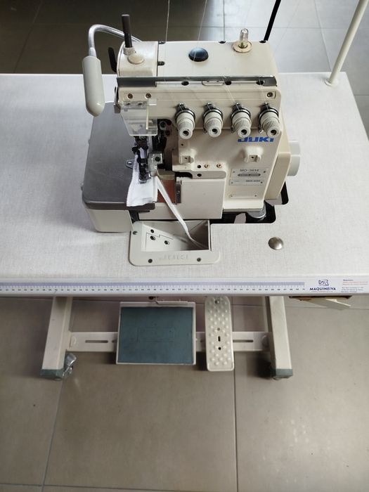 Máquina Juki corte cose