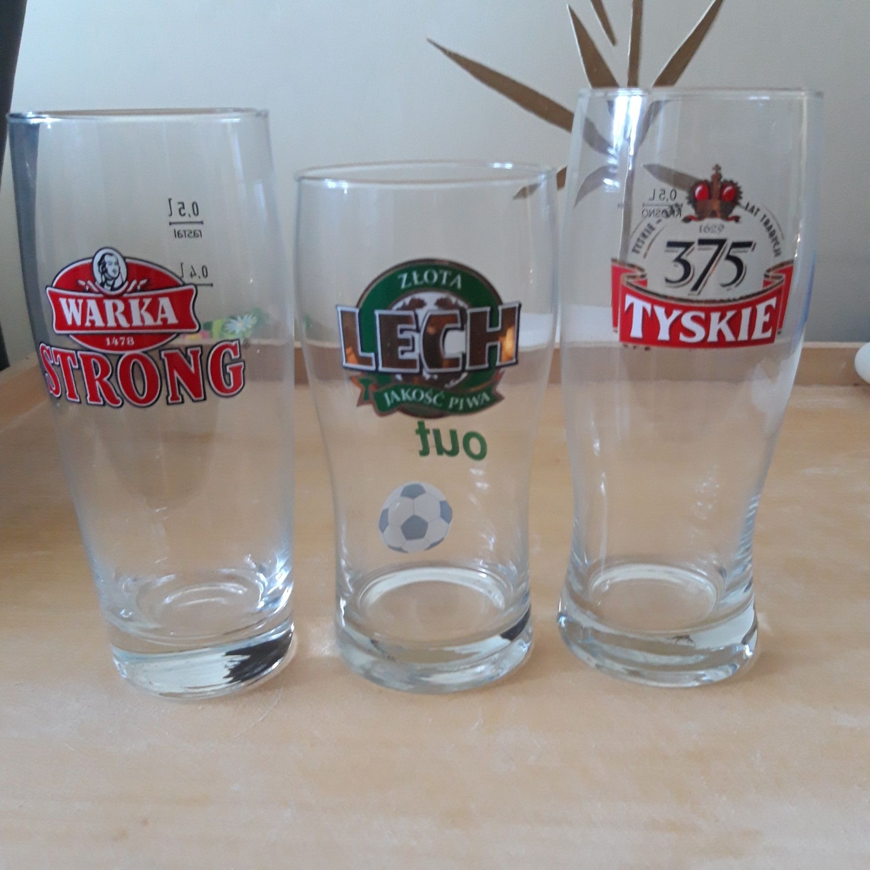 Kufle do piwa 0,3 l Warka czerwona.