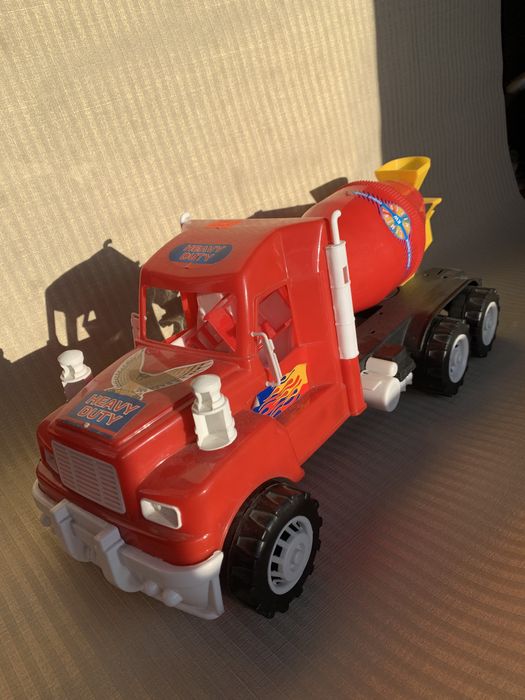 Іграшка машина-цистерна