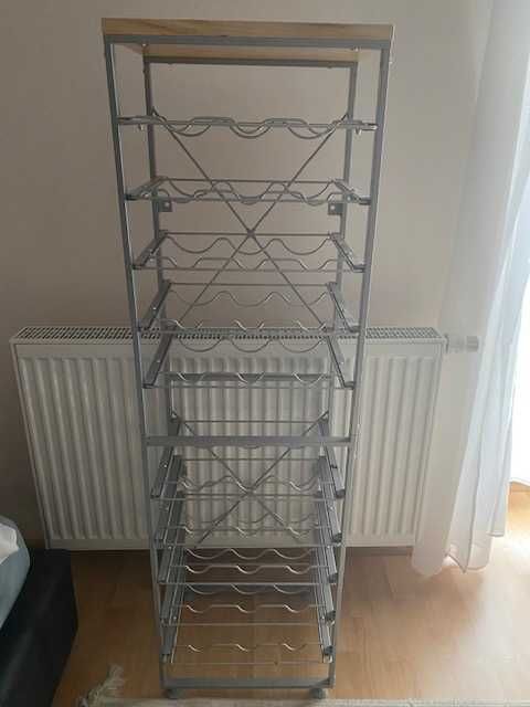 Regał na wino z wysuwanymi półkami