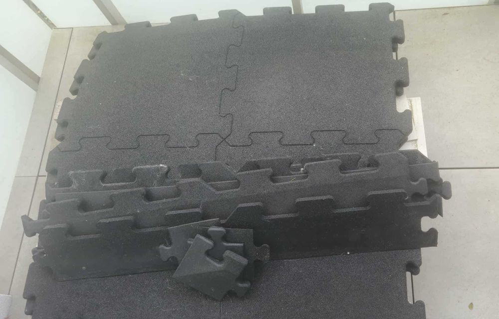 PUZZLE do siłowni 20 mm CZARNA MATA pod SPRZĘT 102x102cm 2 sztuki