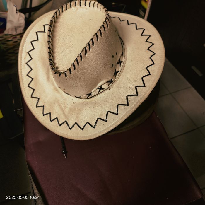 Chapéu branco estilo cowboy