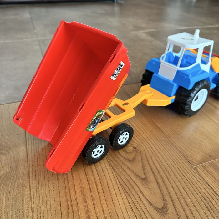 Великий трактор з ковшем та причепом