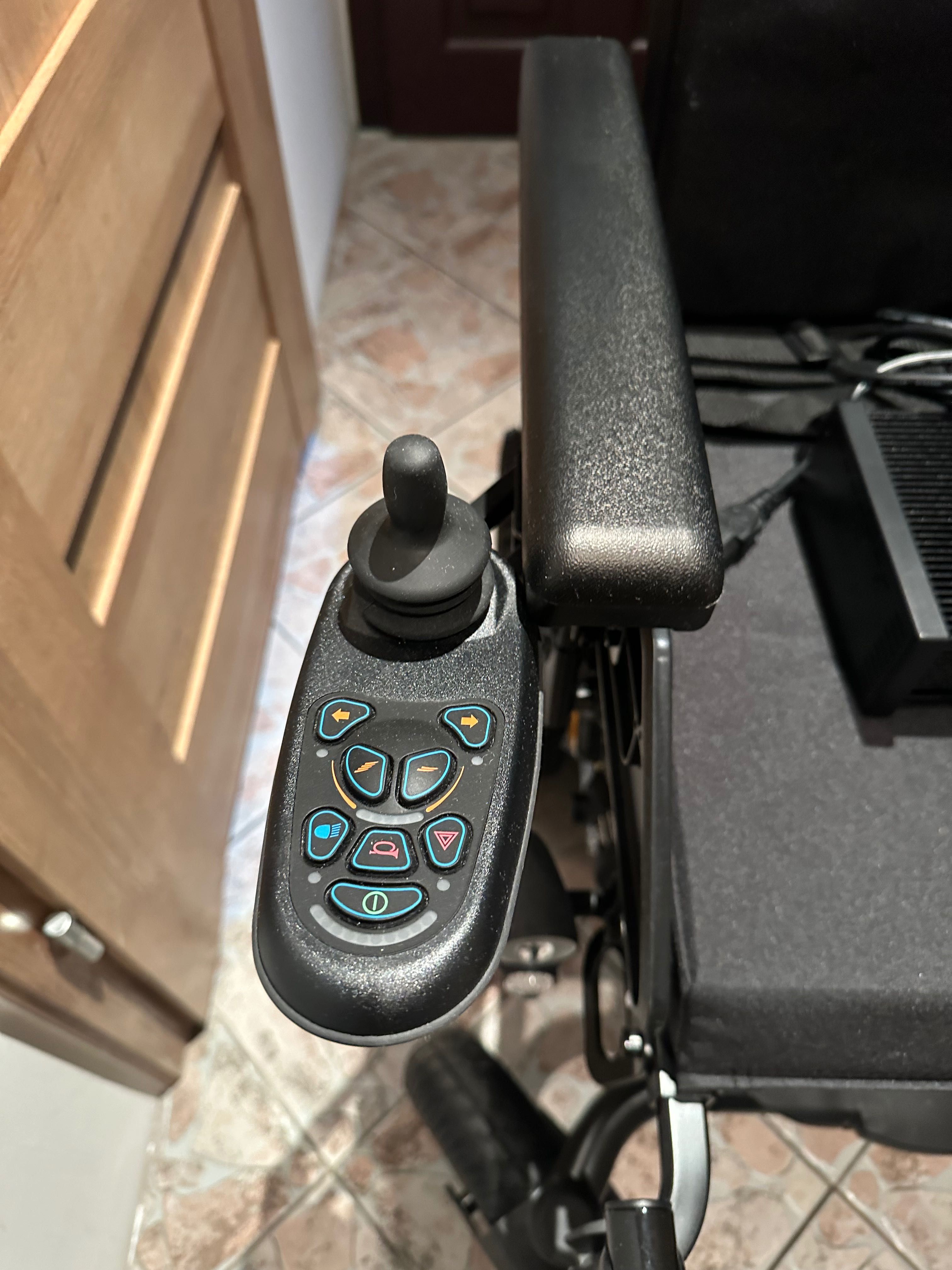 NOWY Elektryczny wózek inwalidzki QUICKIE Q200R