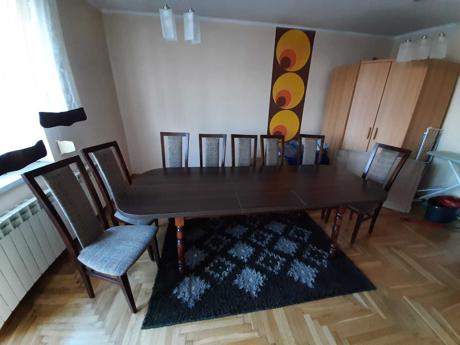 Stół z krzesłami do salonu