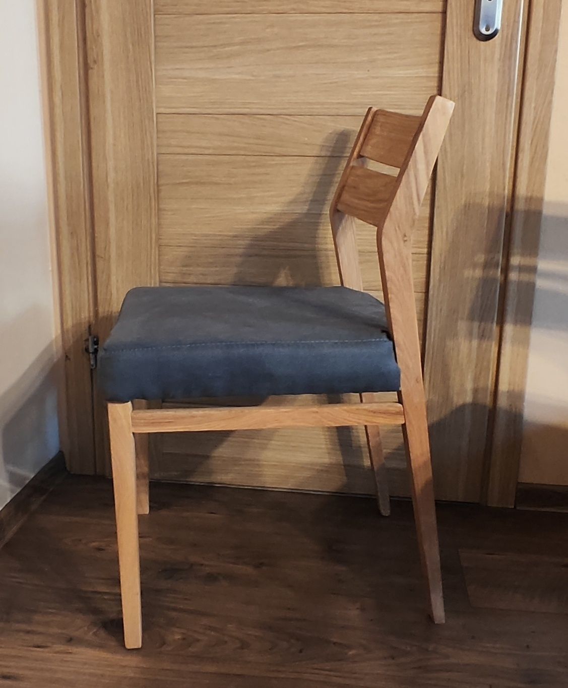Nowe drewniane krzesła