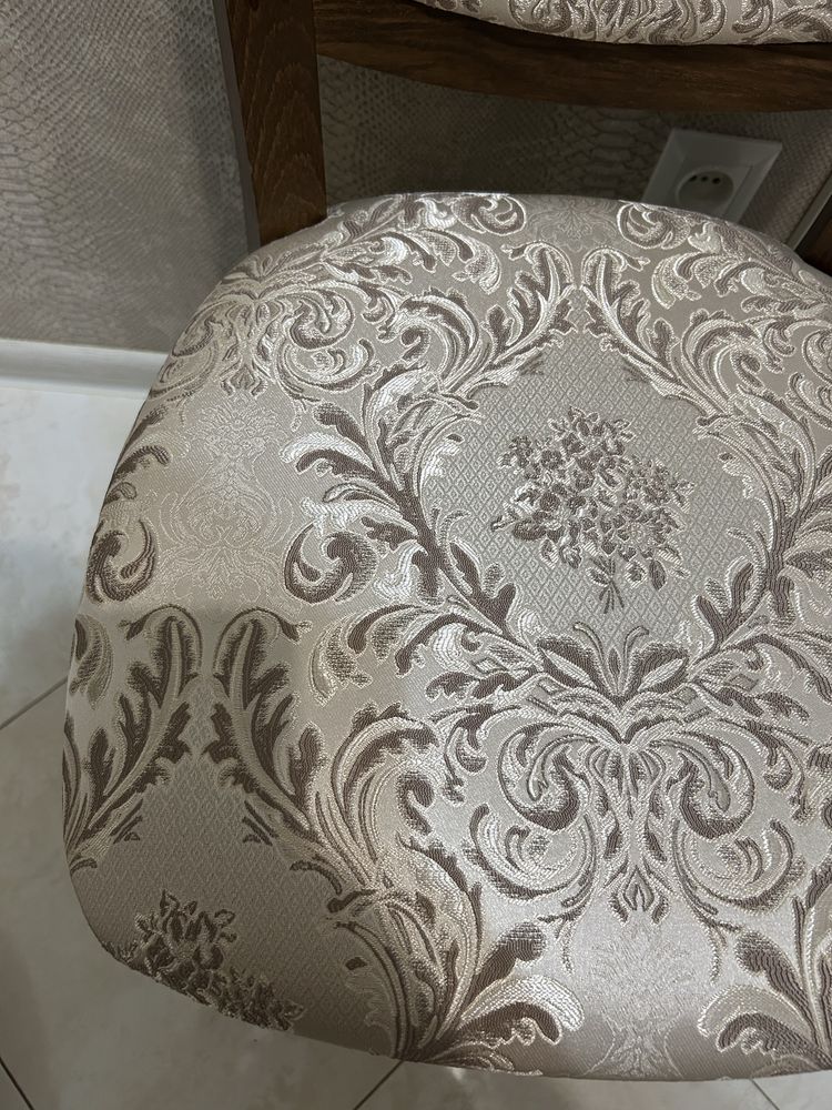Шикарный стул полностью из натурального дерева.