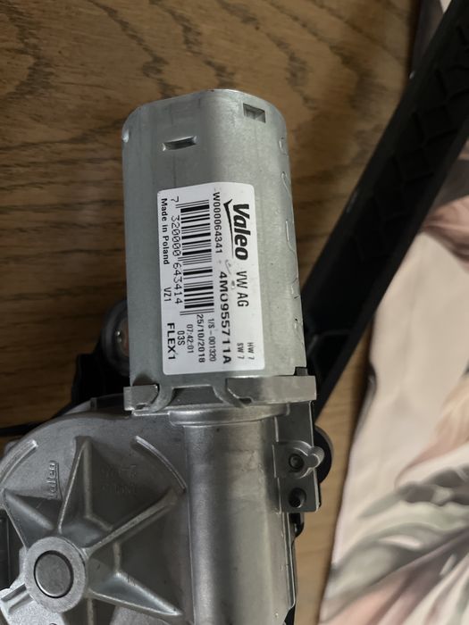 Silniczek wycieraczki tył audi a4 b9