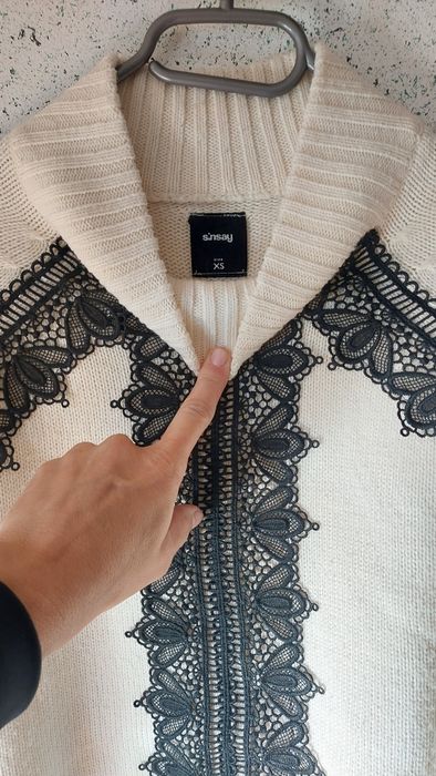 Sweter z koronką ecru