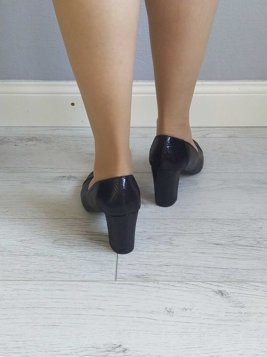 Комфортні шкіряні туфлі на стійких підборах, Lotus