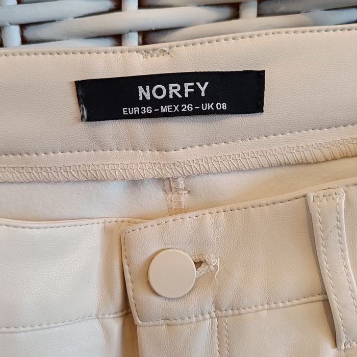 Spodnie ekoskóra śmietankowe