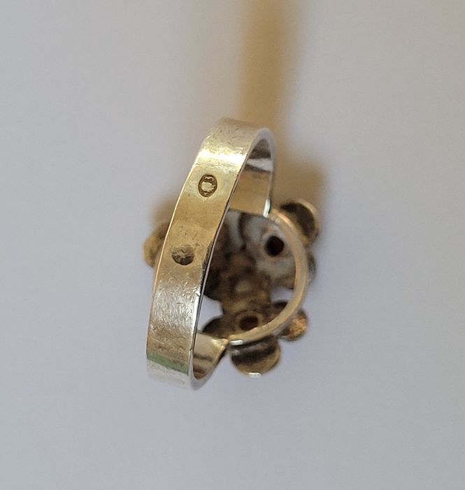 Stary pierścionek z kwiatkami i koralem