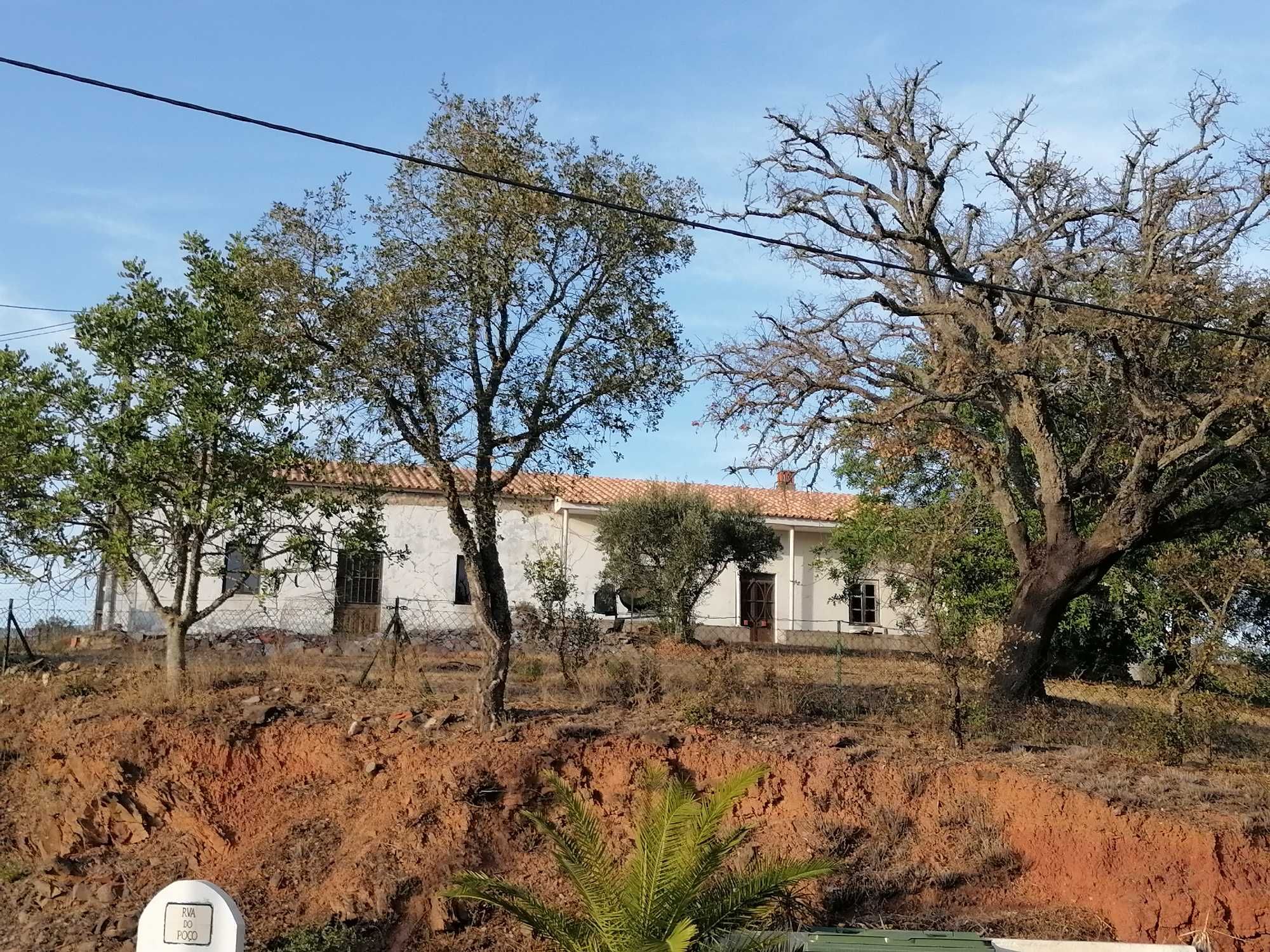 Monte com vivenda e duas casas típicas algarvias