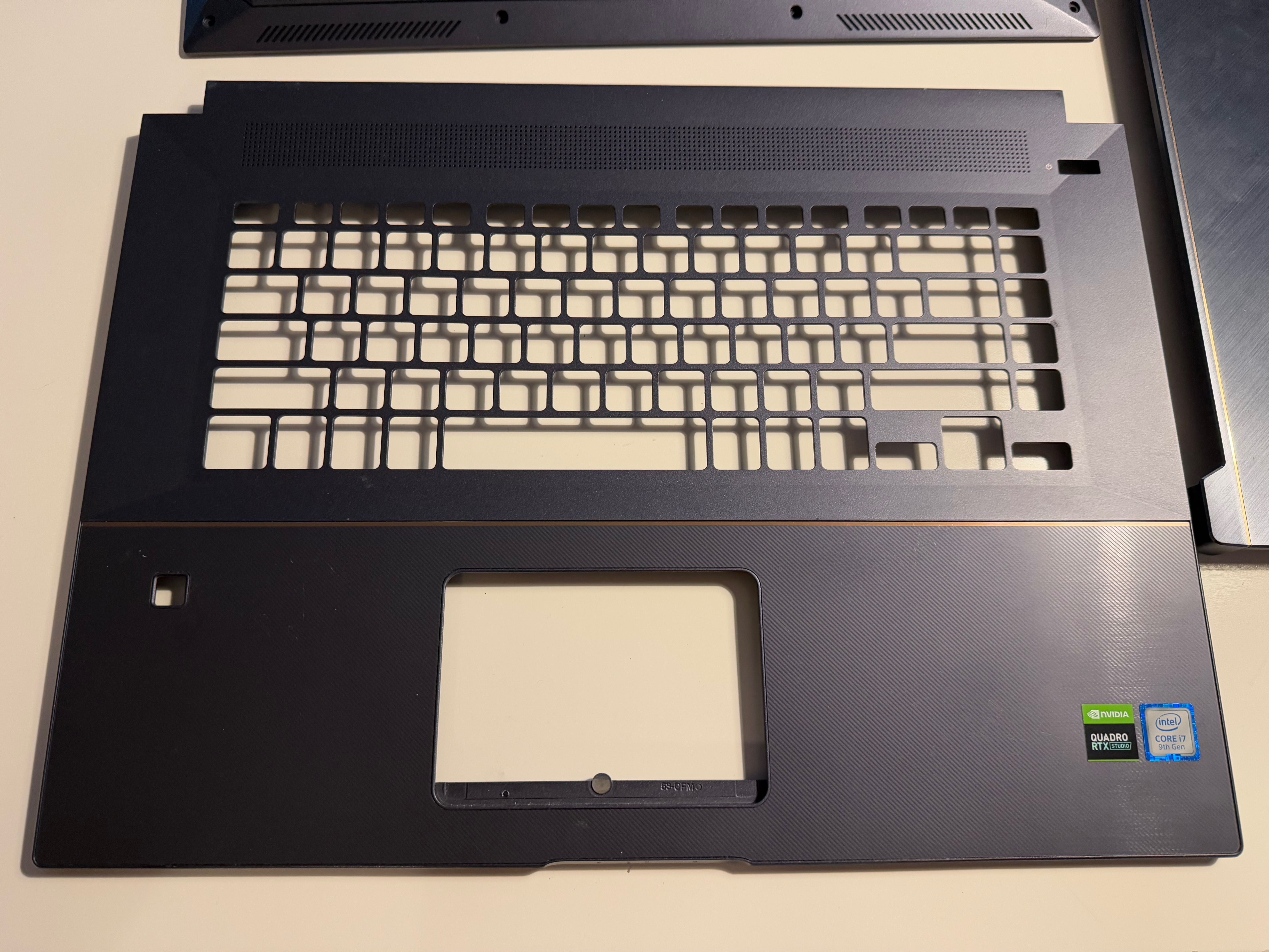 Asus ProArt Studiobook W700: Obudowa dolna / górna