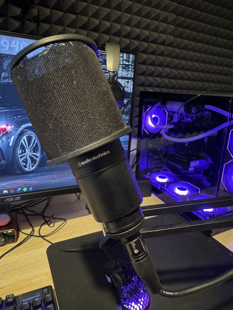 komputer gamingowy 2 monitory klawiatura myszka mikrofon studyjny
