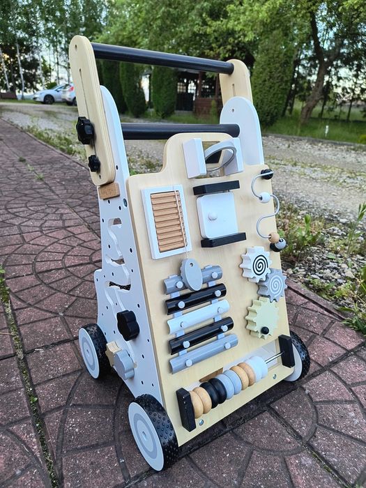 Zabawka pchacz z sorterem