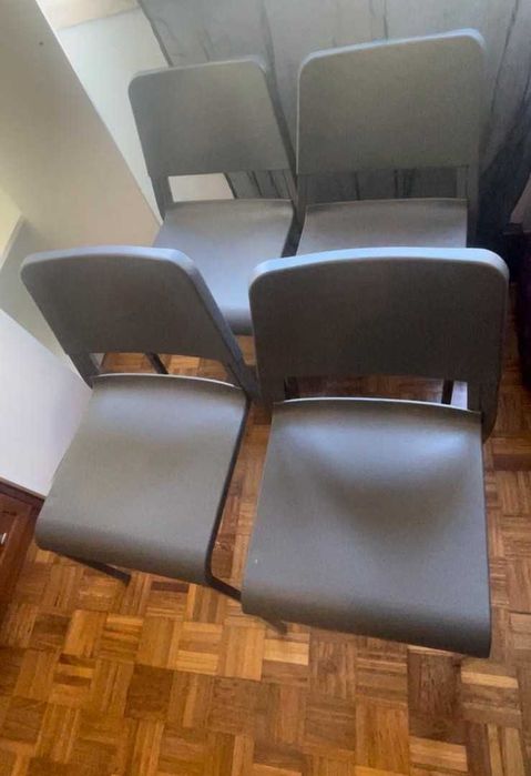 4 Cadeiras Cinzentas - Levantar até 9 de Novembro