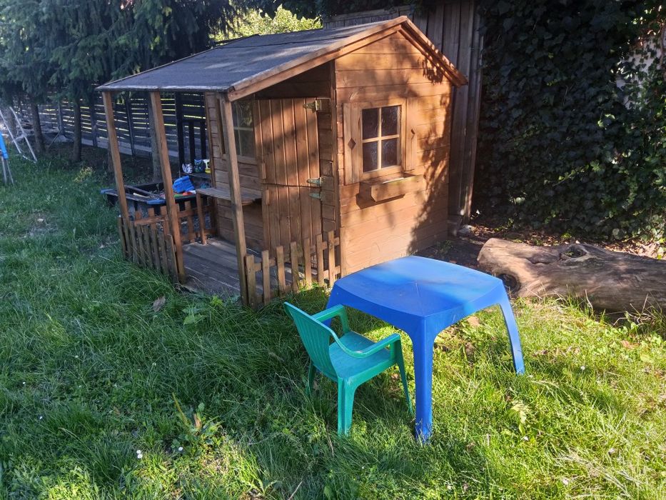 Domek dla dzieci plus stolik i piaskownica