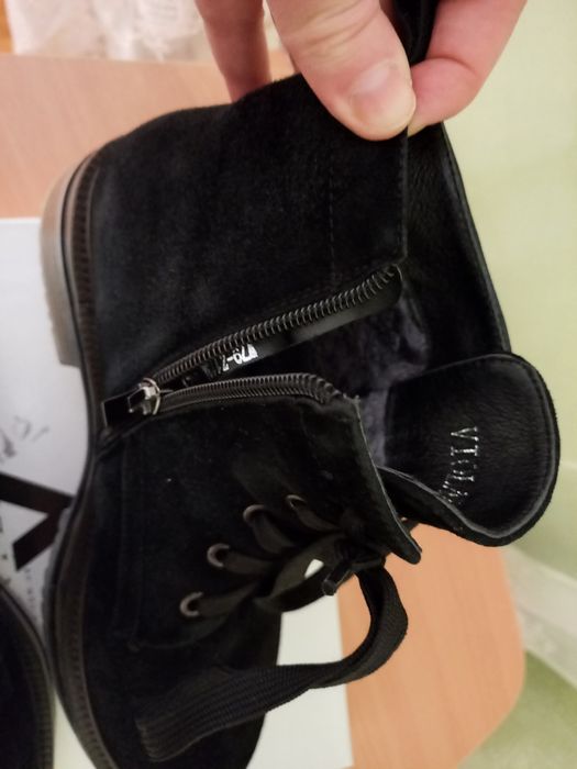 Зимове  жіноче  замшеве  взуття  на  цегейці, у  відмінному  стані.