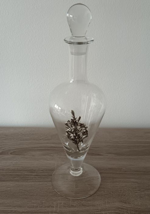 Garrafa em vidro com decoração em estanho