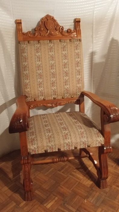 Komplet mebli. Stół i krzesła