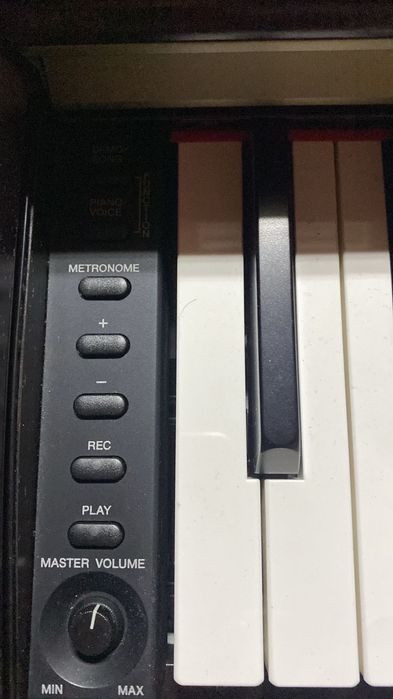 Piano Digital Yamaha Clavinova CLP-320 + Banco ajustável