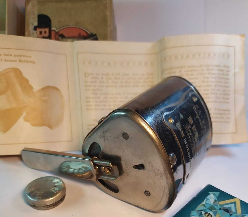 duńska zabytkowa maszynka do ostrzenia żyletek  BELLO