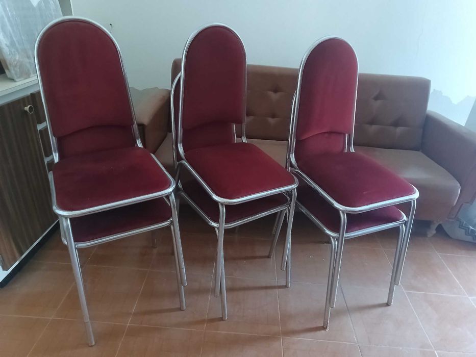 6 cadeiras vermelhas de ferro e veludo