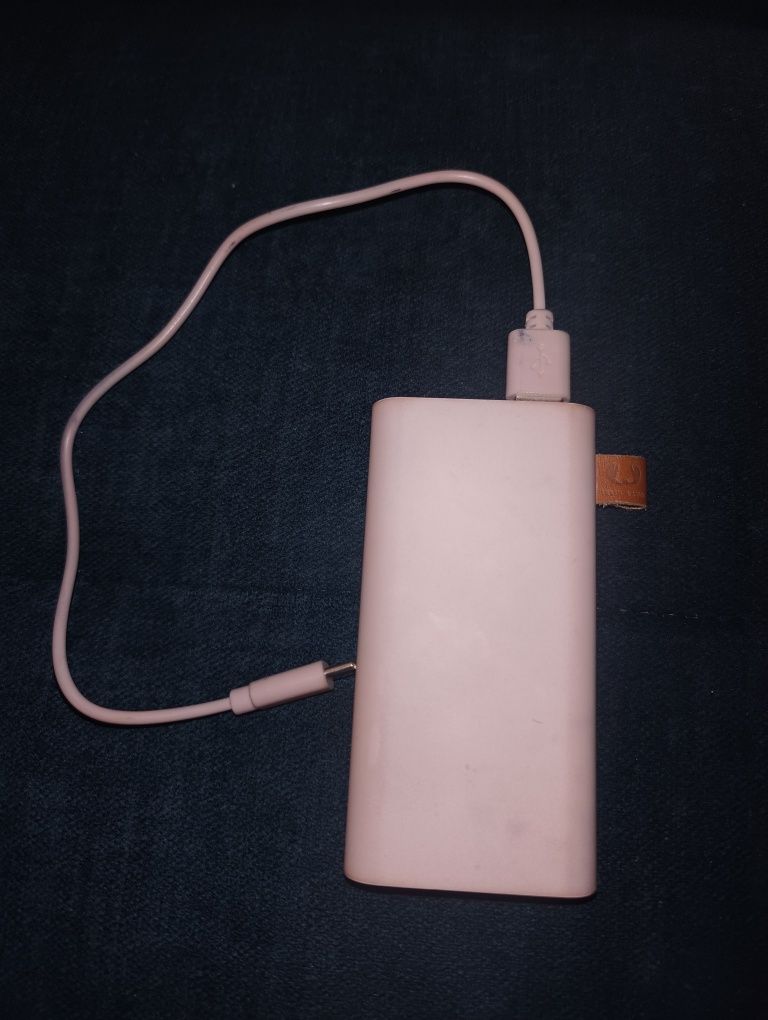 Różowy powerbank 6000mAh idealny do torebki