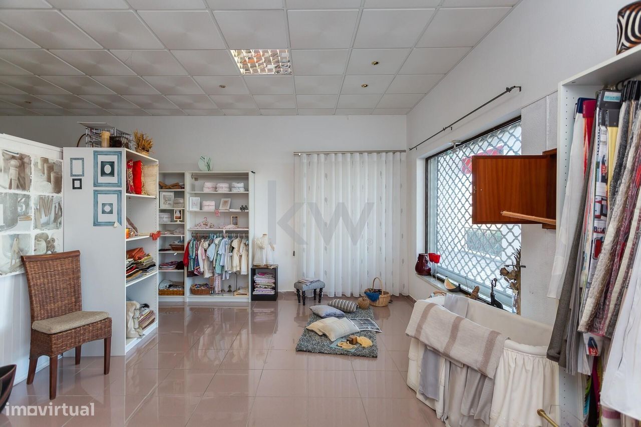 Espaço comercial de 70 m2 em Verderena, Barreiro – Disponível para ven