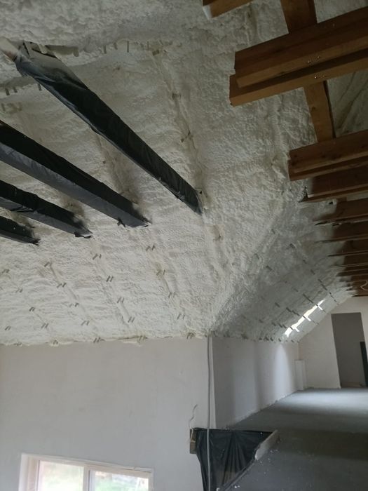 Ocieplanie piana PUR docieplanie poddasza pianką piana celuloza wełna