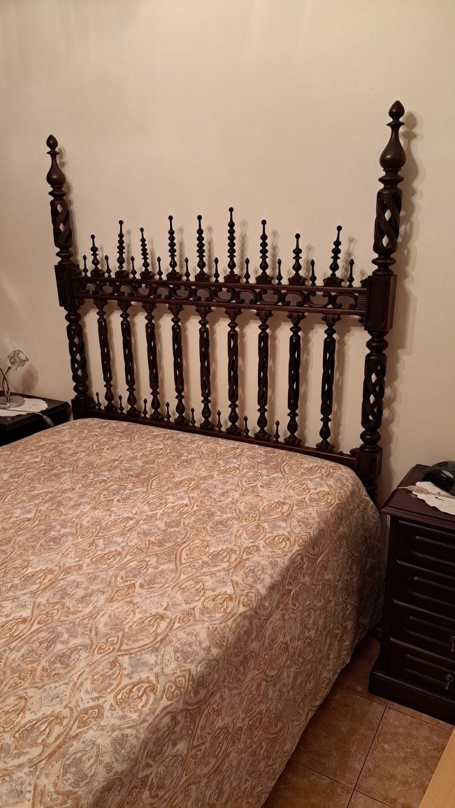 Cama com 50 anos trabalhada