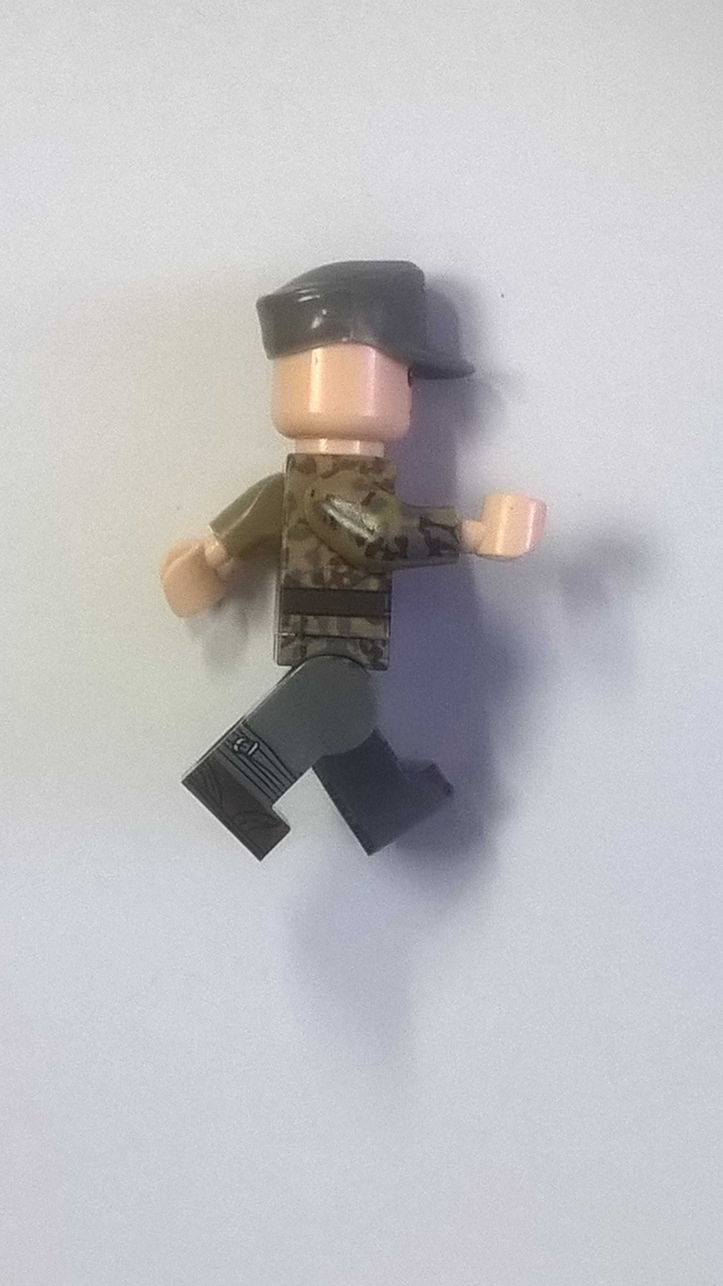 Figurka żołnierza niemieckiego 4 krotny nadruk WW2 komp. z Lego, Cobi