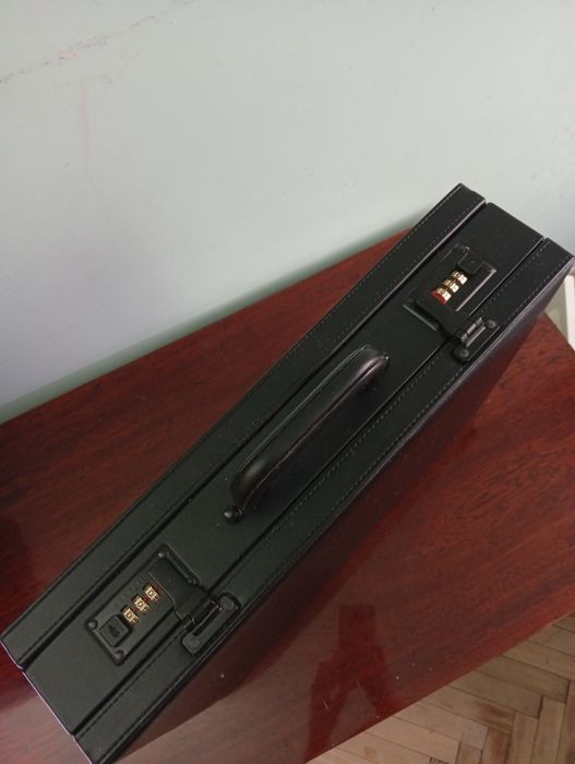 Новий кейс дипломат , з інструкцією чорного кольору. З пломбами !