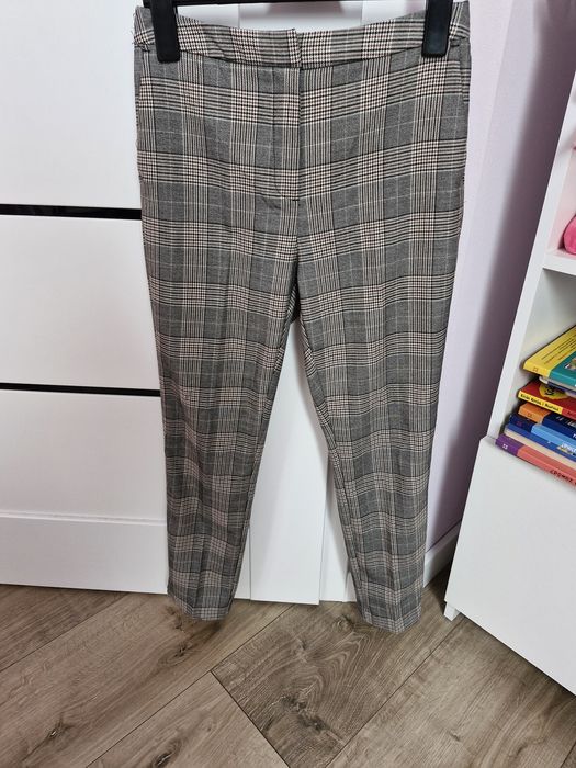 Spodnie w kratę.