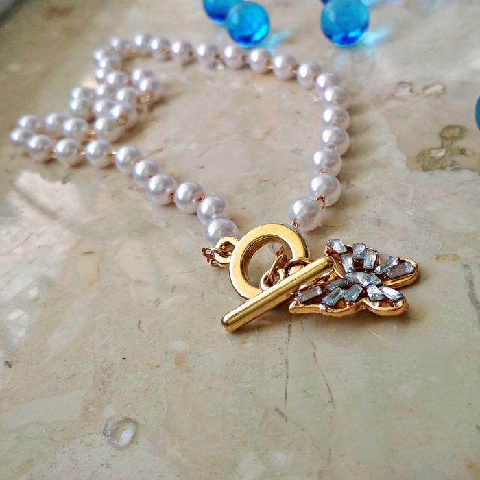 naszyjnik perłowy choker z motylem