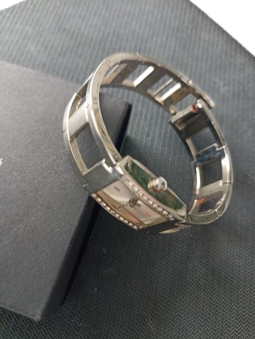 Nowy elegancki zegarek damski