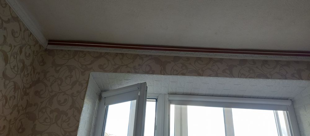 Продам потолочний карниз