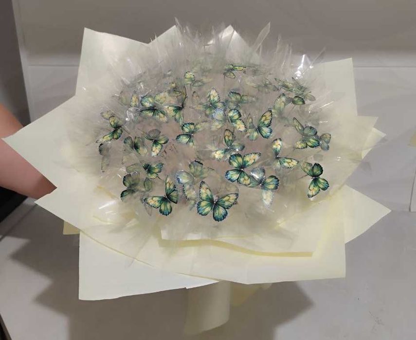 Букет з метеликів що світяться.