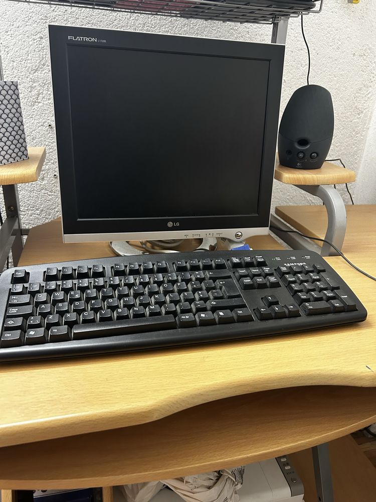 Secretária, monitor, teclado e rato