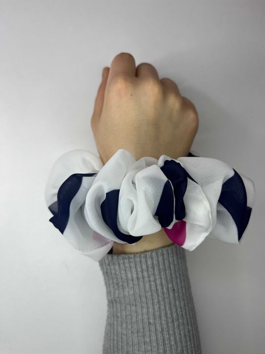 Duża gumka scrunchie – biało-granatowo-różowa, ręcznie szyta, nowa
