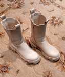 Bota meio cano cor beige