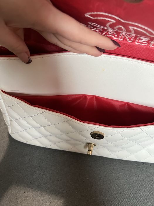 Torebka biała na ramię pikowana złote łańcuchy