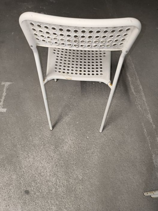 4 cadeiras de plástico e pernas de metal