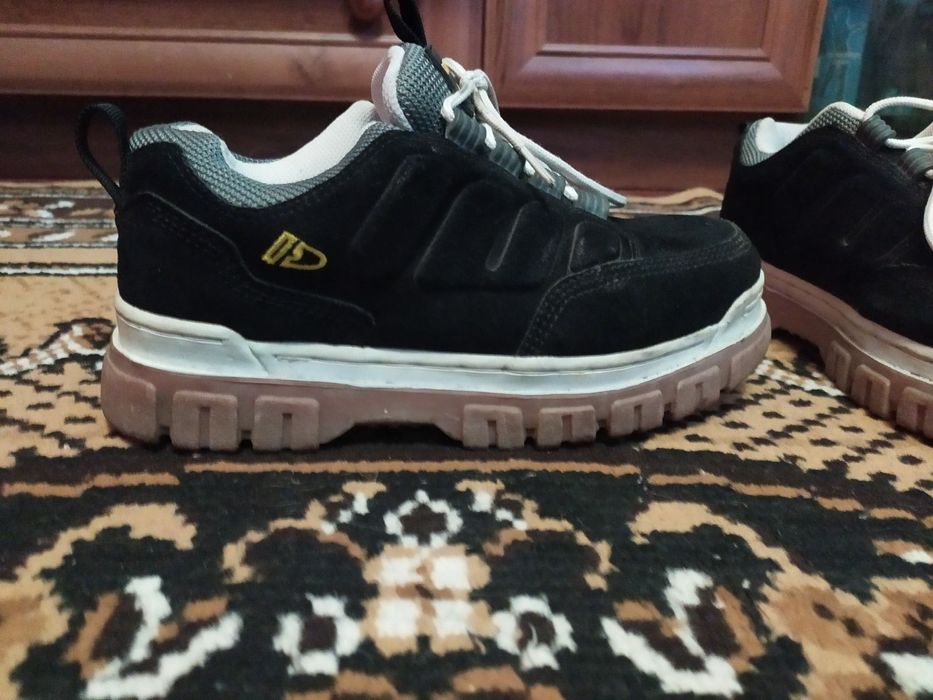 Кросівки осінньо-зимові 40 -41 розмір на повну ногу.