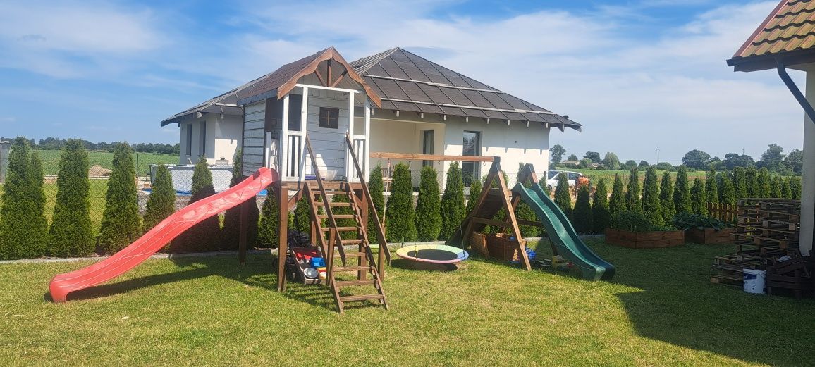 Plac zabaw drewniany z domkiem i zjeżdżalniami