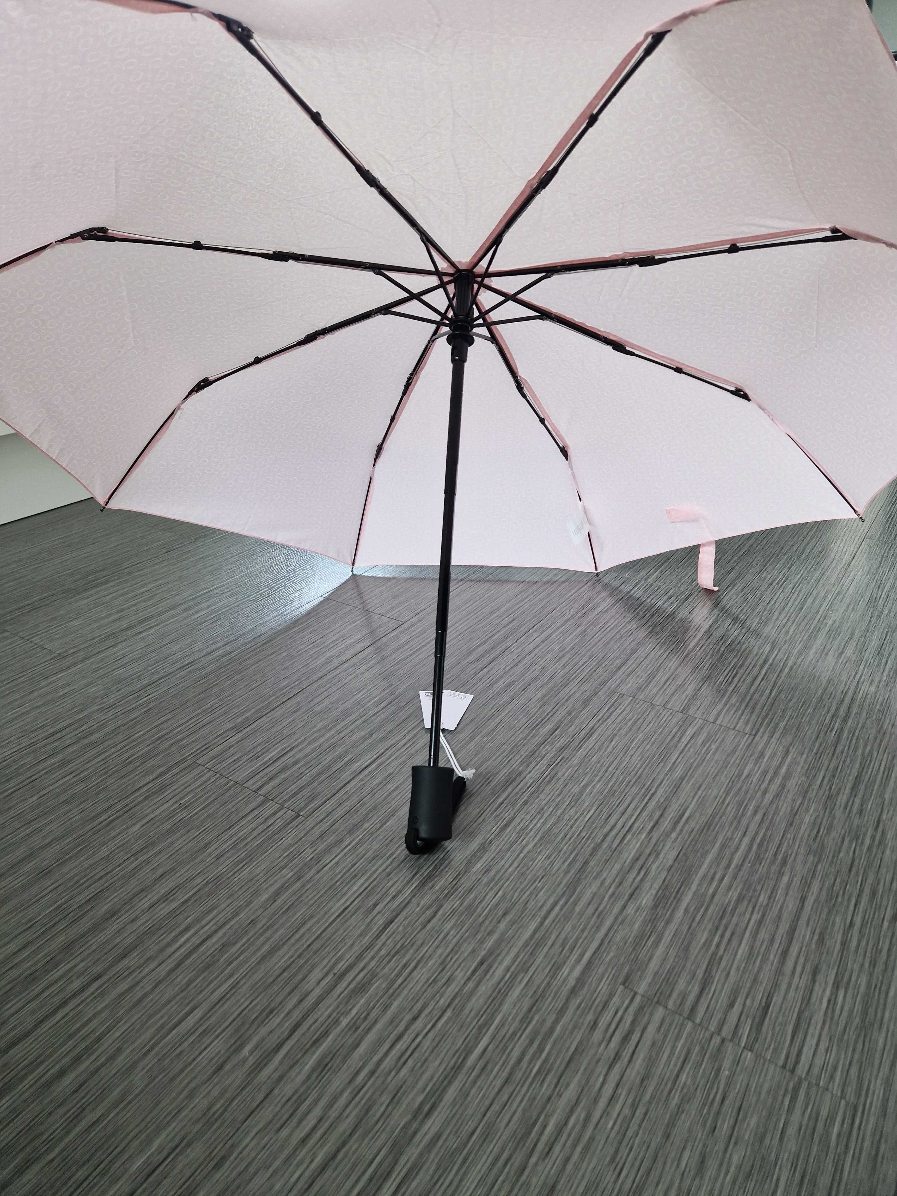 Nowa parasolka marki Guess
