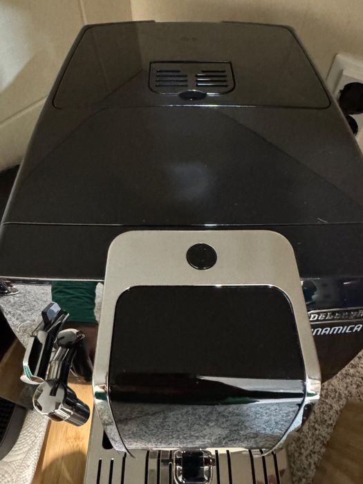 Máquina café automática Dinâmica DeLonghi preta com detalhe prateado